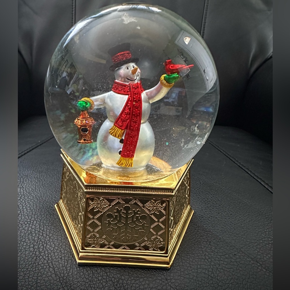 Q1- Snowman Snow Globe Collectibles Musical